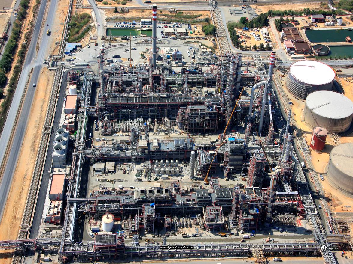 Racks de la refinería de La Rábida